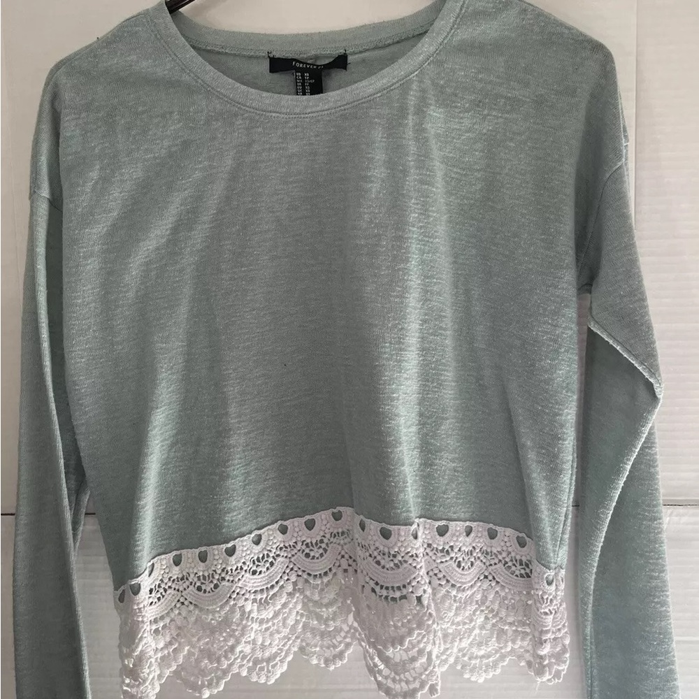 FOREVER 21  womens crop long sleeve lace hem top green size large